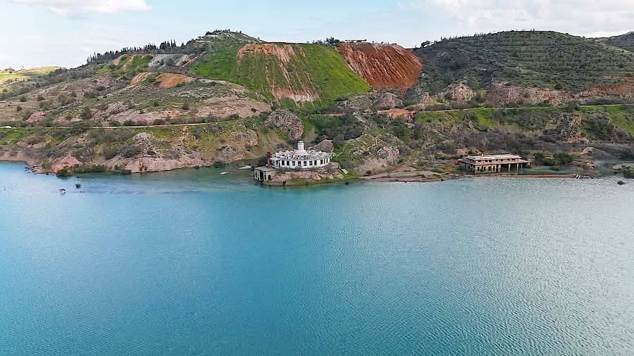 Kuzey Kıbrıs, özellikle son yıllarda birçok yatırımcının ilgi gösterdiği ülkeler arasında yer almaktadır. Dünyanın en güzel kıyıları doğa ve tarih içinde kaliteli bir yaşam sunan Kuzey Kıbrıs, 2021 yılında Amerikanın yayın organı Forbes dergisinde, dünyada yatırım yapılabilir en iyi beş ülkeden biri olarak gösterilmiştir.