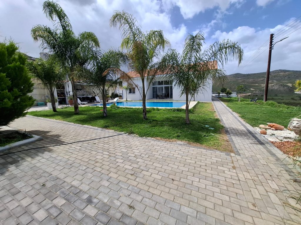 Kuzey Kıbrıs'ta bir mülk seçerken, sadece fiyatı değil, aynı zamanda inşaat kalitesinide göz önünde bulundurmak önemlidir.Çünkü bir konutta en önemli unsur şüphesiz ki binanın sağlamlığıdır. Görsellikte önemli tabii.Ama betonu  içine konan demiri kullanılan betonun kalitesi bizi daha çok ilgilendirmelidir.